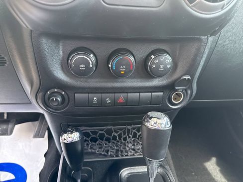 Used 2015 Jeep Wrangler Unlimited Sport w/ Quick Order Package 24S AWD/4WD image 17