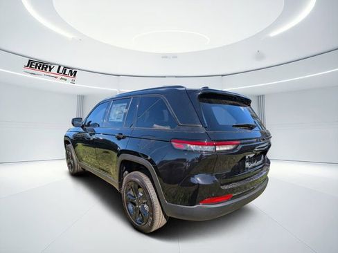 New 2025 Jeep Grand Cherokee Altitude image 5