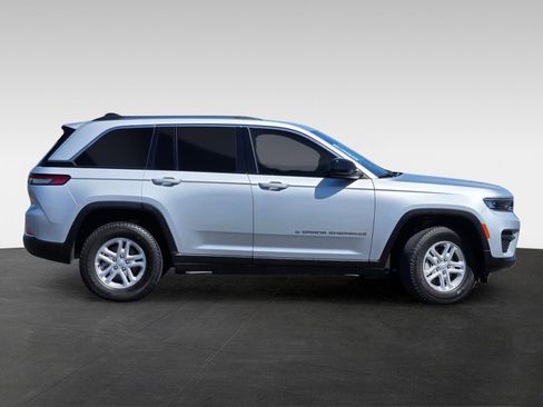 Used 2023 Jeep Grand Cherokee Laredo AWD/4WD image 3