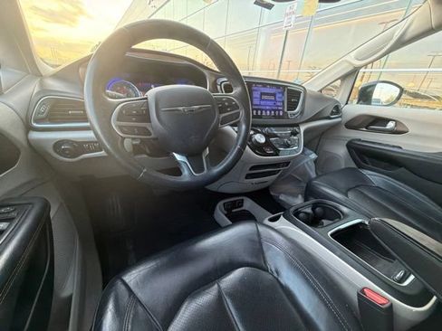 Used 2017 Chrysler Pacifica Touring-L Plus w/ Tire & Wheel Group FWD image 7