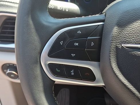 Used 2023 Chrysler Pacifica Touring-L FWD image 21