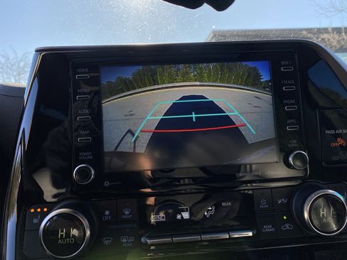 Used 2022 Toyota Highlander XLE image 97