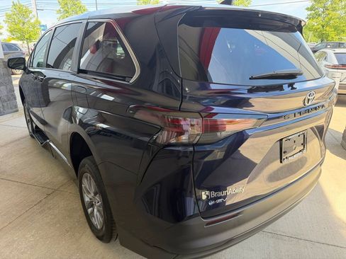 Used 2026 Toyota Sienna LE FWD image 3