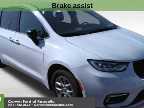 Used 2024 Chrysler Pacifica Touring-L image 8