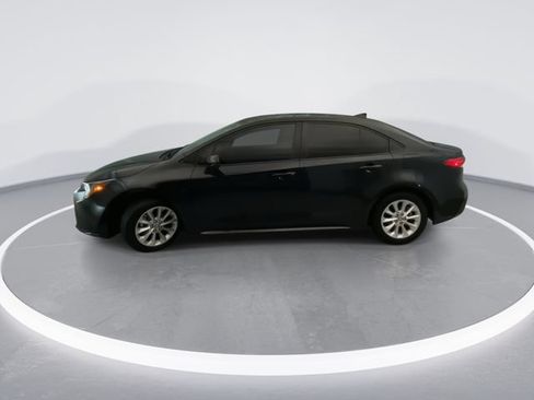 Used 2021 Toyota Corolla LE w/ LE Convenience Package FWD image 3