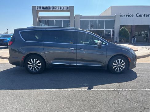 Used 2020 Chrysler Pacifica Touring-L Plus image 4