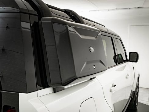 Used 2023 Land Rover Defender 110 X-Dynamic SE image 23