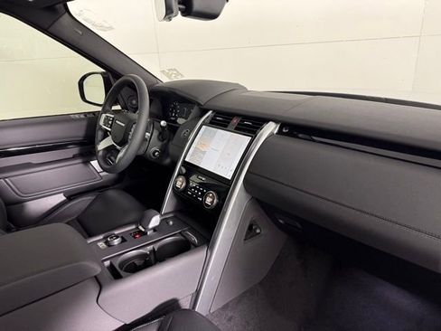 Certified 2025 Land Rover Discovery S image 30