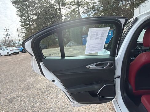 Used 2023 Alfa Romeo Giulia Veloce image 23