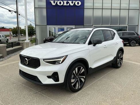 Used 2025 Volvo XC40 B5 Plus AWD/4WD image 2