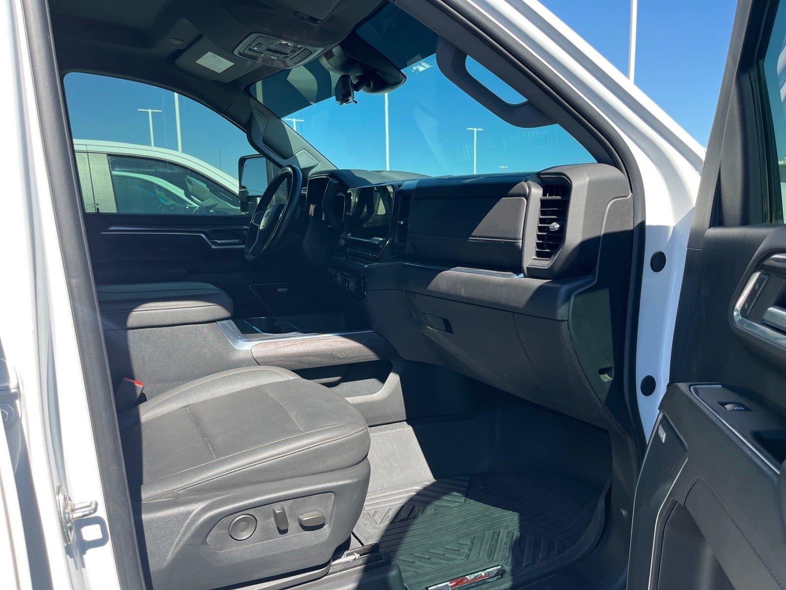 Used 2025 Chevrolet Silverado 2500 LTZ w/ LTZ Plus Package AWD/4WD image 7