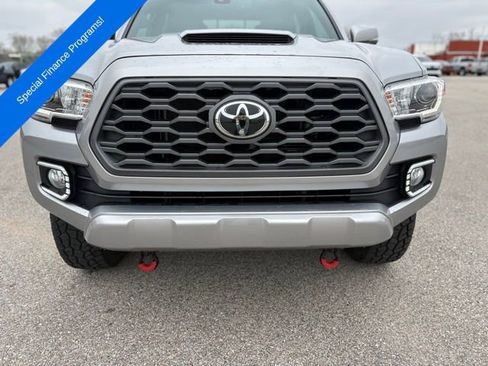 Used 2020 Toyota Tacoma SR5 AWD/4WD image 9