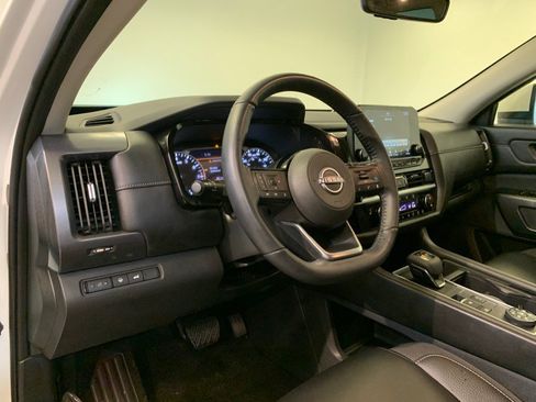 Used 2024 Nissan Pathfinder SL AWD/4WD image 16
