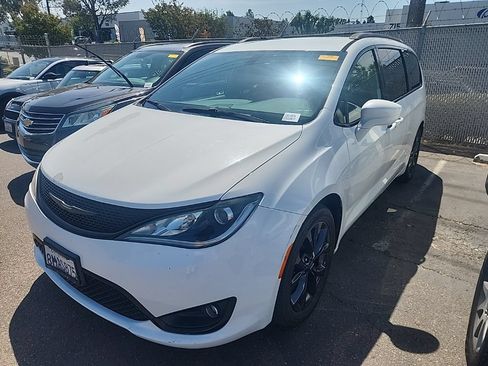 Used 2019 Chrysler Pacifica Touring-L w/ S Appearance Package FWD image 3