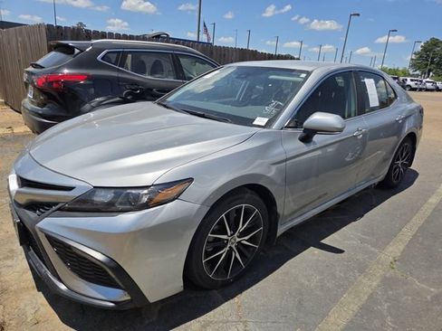 Used 2022 Toyota Camry SE FWD image 3