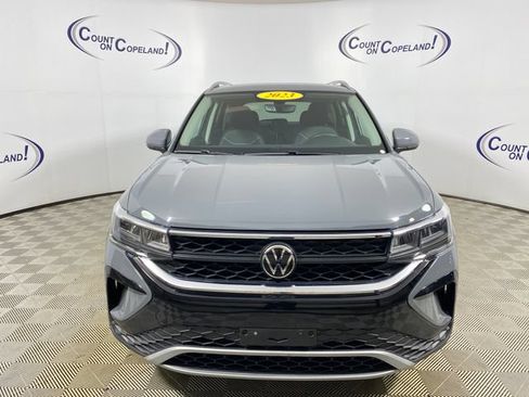 Used 2023 Volkswagen Taos SE w/ Panoramic Sunroof Package AWD/4WD image 2