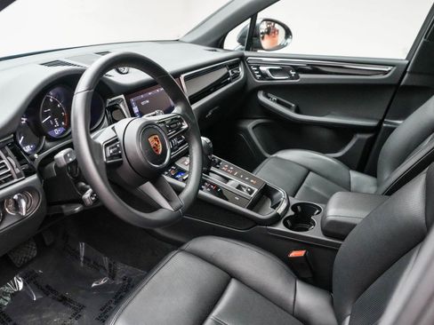 Certified 2025 Porsche Macan image 4