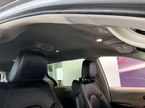 Used 2017 Chrysler Pacifica Touring-L image 27