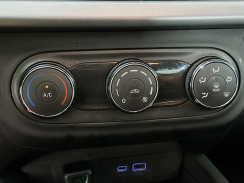 Used 2025 Chevrolet Trax LS image 22