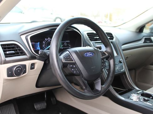 Used 2019 Ford Fusion SE image 24