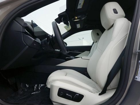 Certified 2025 BMW 530i image 8