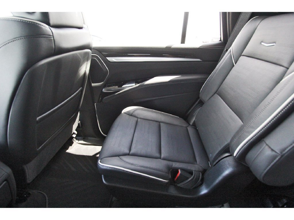 Used 2026 Cadillac Escalade Luxury AWD/4WD image 12