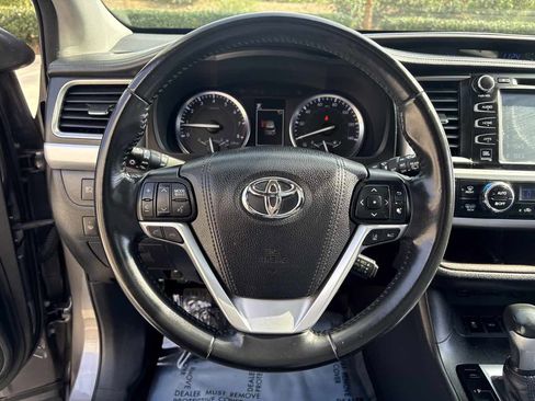 Used 2017 Toyota Highlander Limited w/ Carpet Mat Package image 28