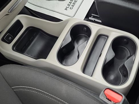 Used 2023 Chrysler Voyager LX image 23