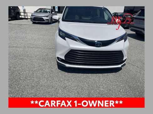 Used 2025 Toyota Sienna XLE FWD image 1