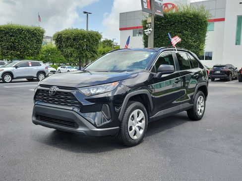 Used 2021 Toyota RAV4 LE FWD image 6