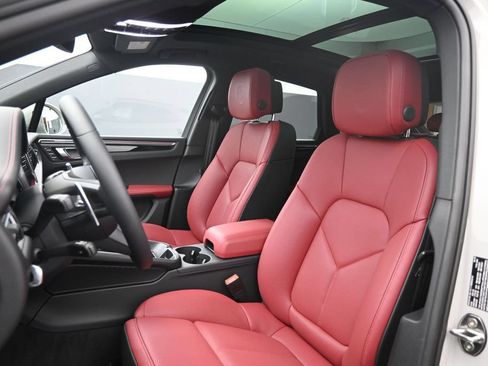 New 2026 Porsche Macan AWD/4WD image 5