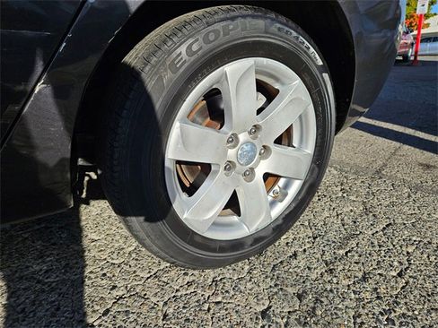 Used 2007 Kia Rondo LX w/ Convenience Pkg image 9