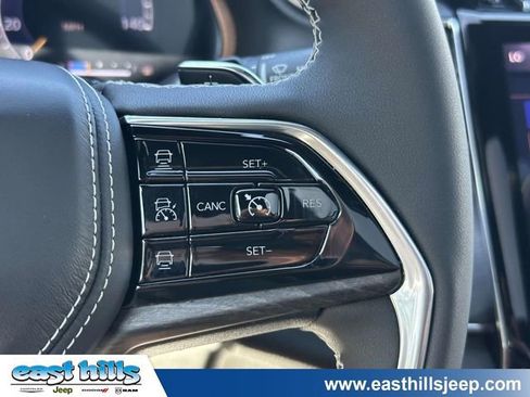 Used 2023 Jeep Grand Cherokee Overland AWD/4WD image 30