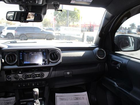 Used 2018 Toyota Tacoma TRD Off-Road w/ Technology Package AWD/4WD image 23