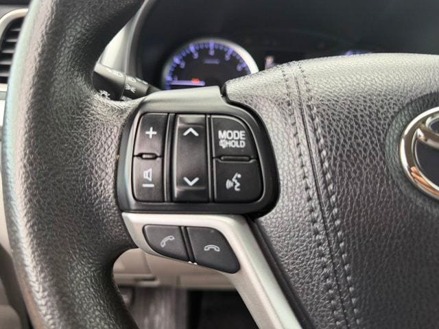Used 2018 Toyota Highlander LE AWD/4WD image 15