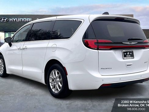 Used 2024 Chrysler Pacifica Touring-L image 6