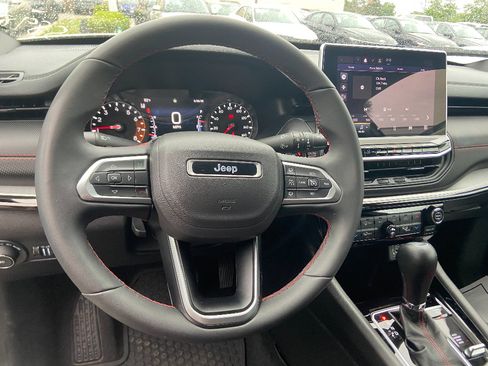 Used 2025 Jeep Compass Trailhawk AWD/4WD image 7