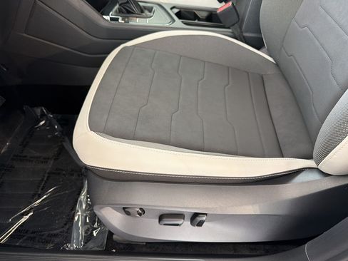 New 2026 Volkswagen Taos SE FWD image 16