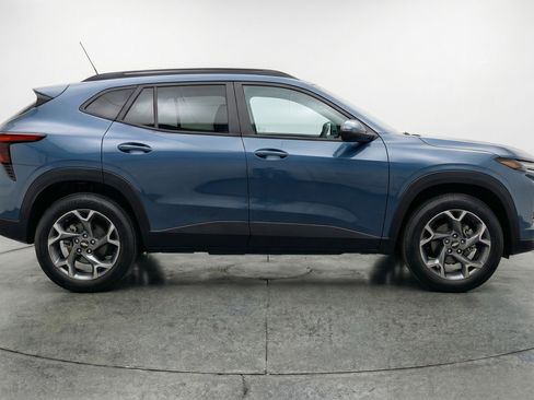 Used 2025 Chevrolet Trax LT FWD image 11