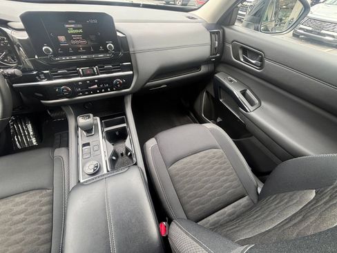 Used 2025 Nissan Pathfinder SV AWD/4WD image 38