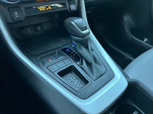 Used 2022 Toyota RAV4 XLE Premium image 27