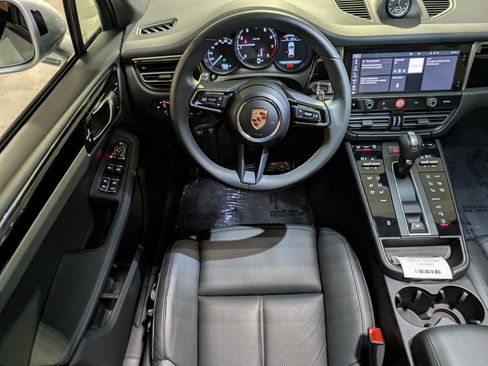 Used 2025 Porsche Macan image 6