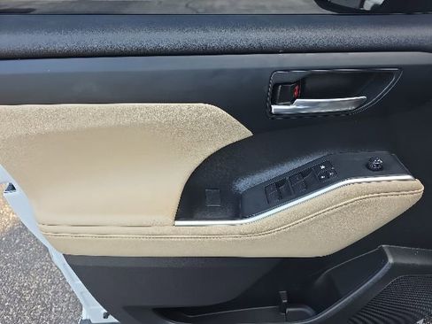 Used 2023 Toyota Highlander XLE FWD image 15