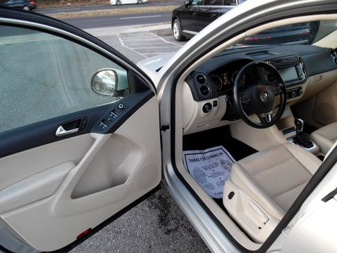 Used 2012 Volkswagen Tiguan SE image 9