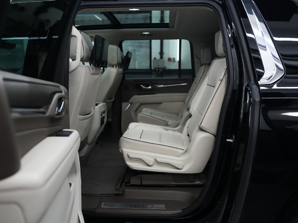 Used 2023 GMC Yukon XL Denali w/ Advanced Technology Package AWD/4WD image 30