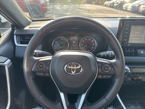 Used 2022 Toyota RAV4 SE w/ Convenience Package image 17