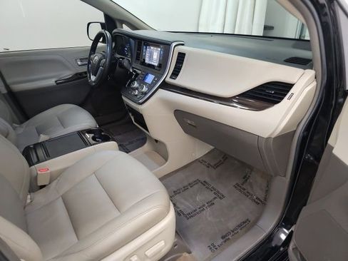 Used 2017 Toyota Sienna XLE image 37