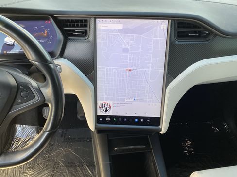 Used 2018 Tesla Model X 75D image 14