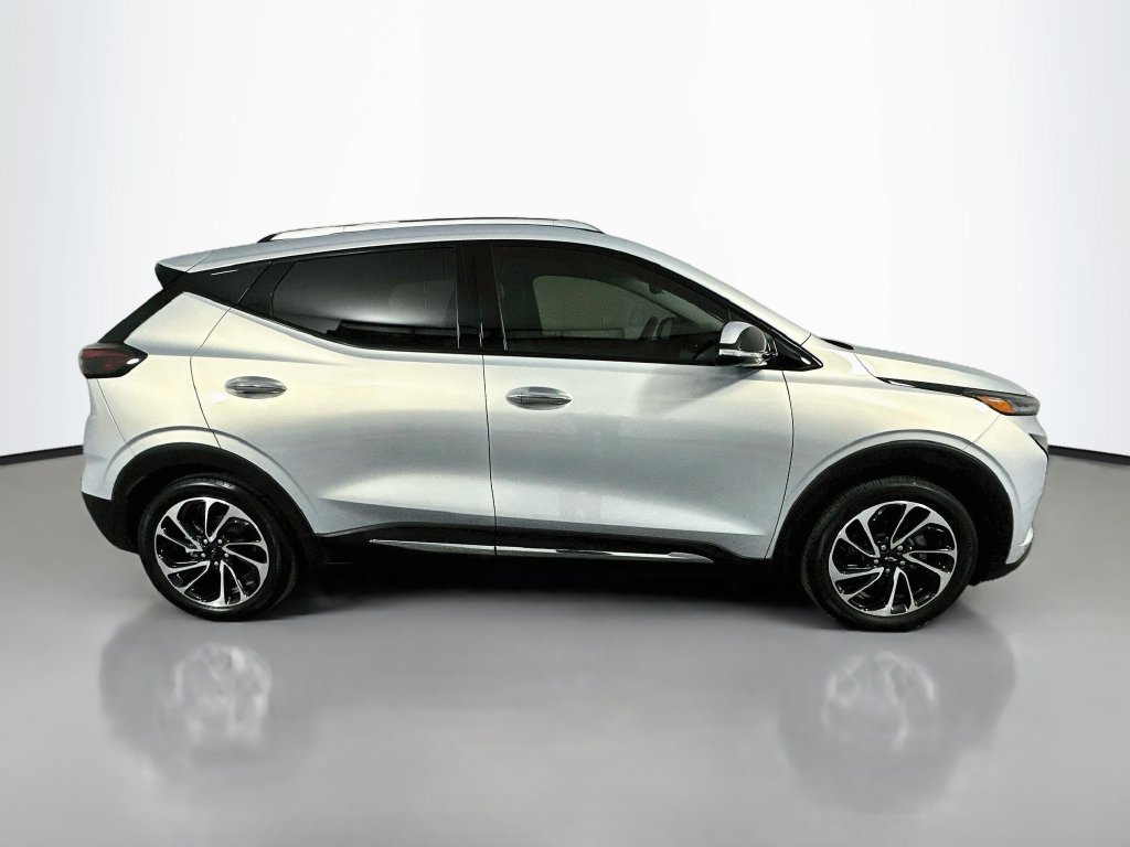 Used 2023 Chevrolet Bolt EUV Premier w/ Sun & Sound Package FWD image 4