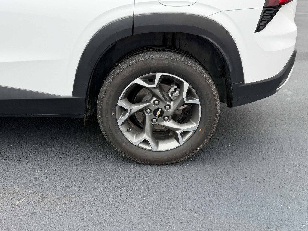 Used 2025 Chevrolet Trax LT FWD image 14